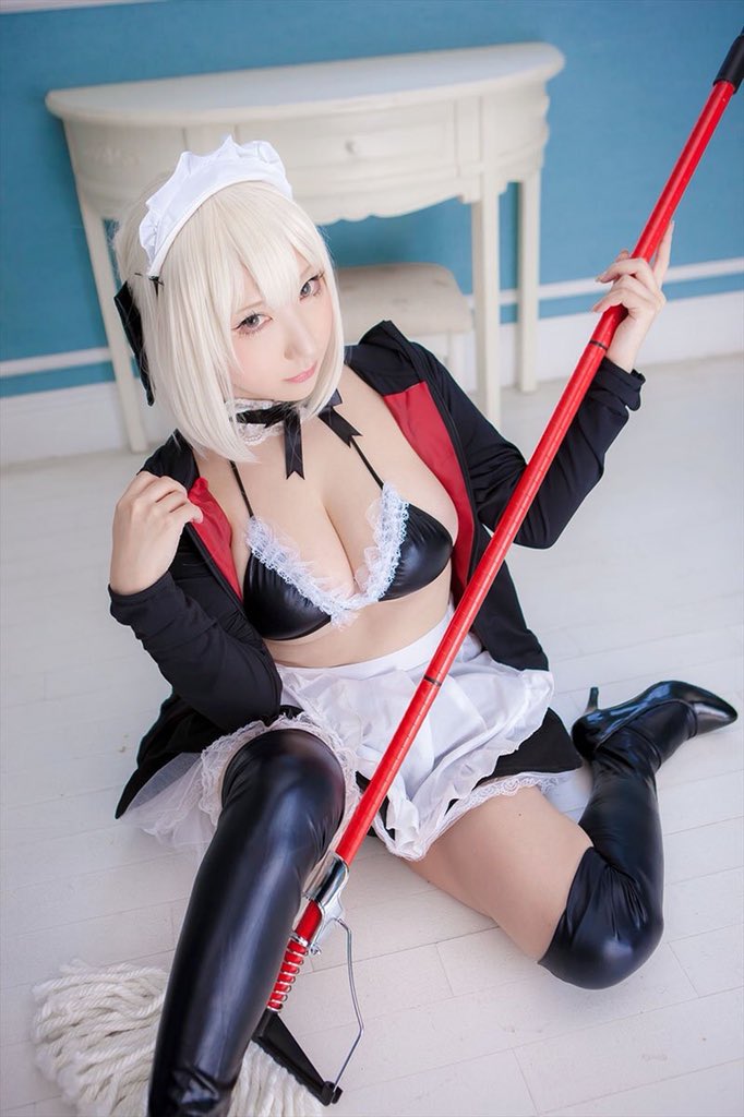 Cosplayer Saku Blesses Us With Saber Alter 1