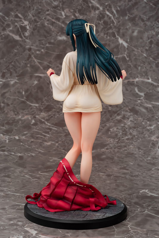 Iyanakao Sarenagara Opantsu Misete Moraitai Figure Miko San Iori Izumo 0013