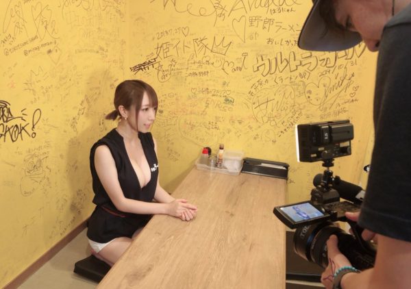 Senran Kagura Ramen Collaboration Features Busty Woman Serving Ramen 4