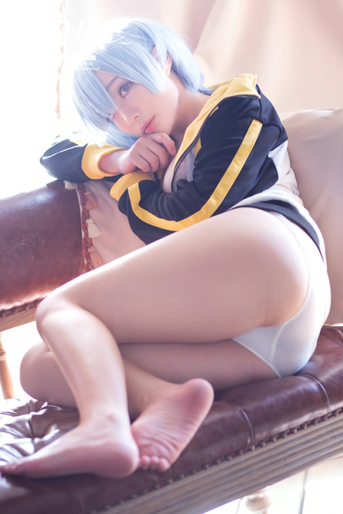 Cosplayer Chihiro As Rem Wearing Subaru’s Jersey 1