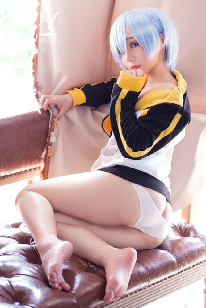 Cosplayer Chihiro As Rem Wearing Subaru’s Jersey 2