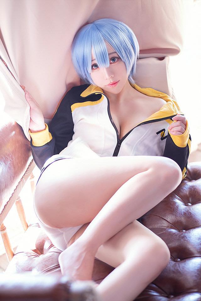 Cosplayer Chihiro As Rem Wearing Subaru’s Jersey 3
