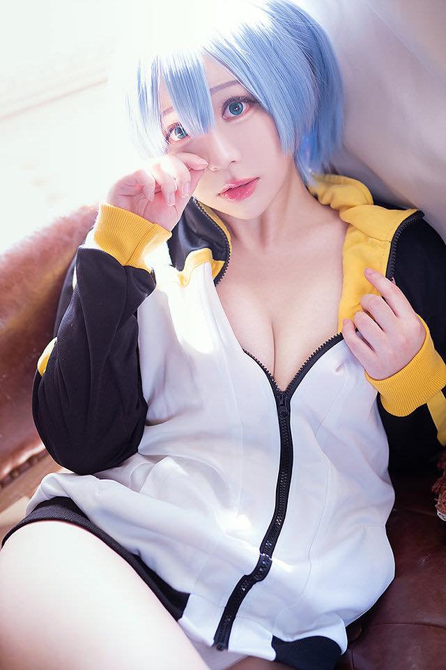 Cosplayer Chihiro As Rem Wearing Subaru’s Jersey 4