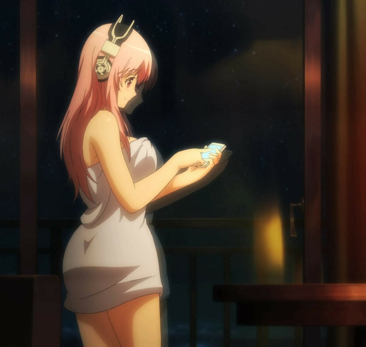 Super Sonico Browsing Twitter