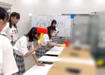 Whack An Otaku Idol Booth 01