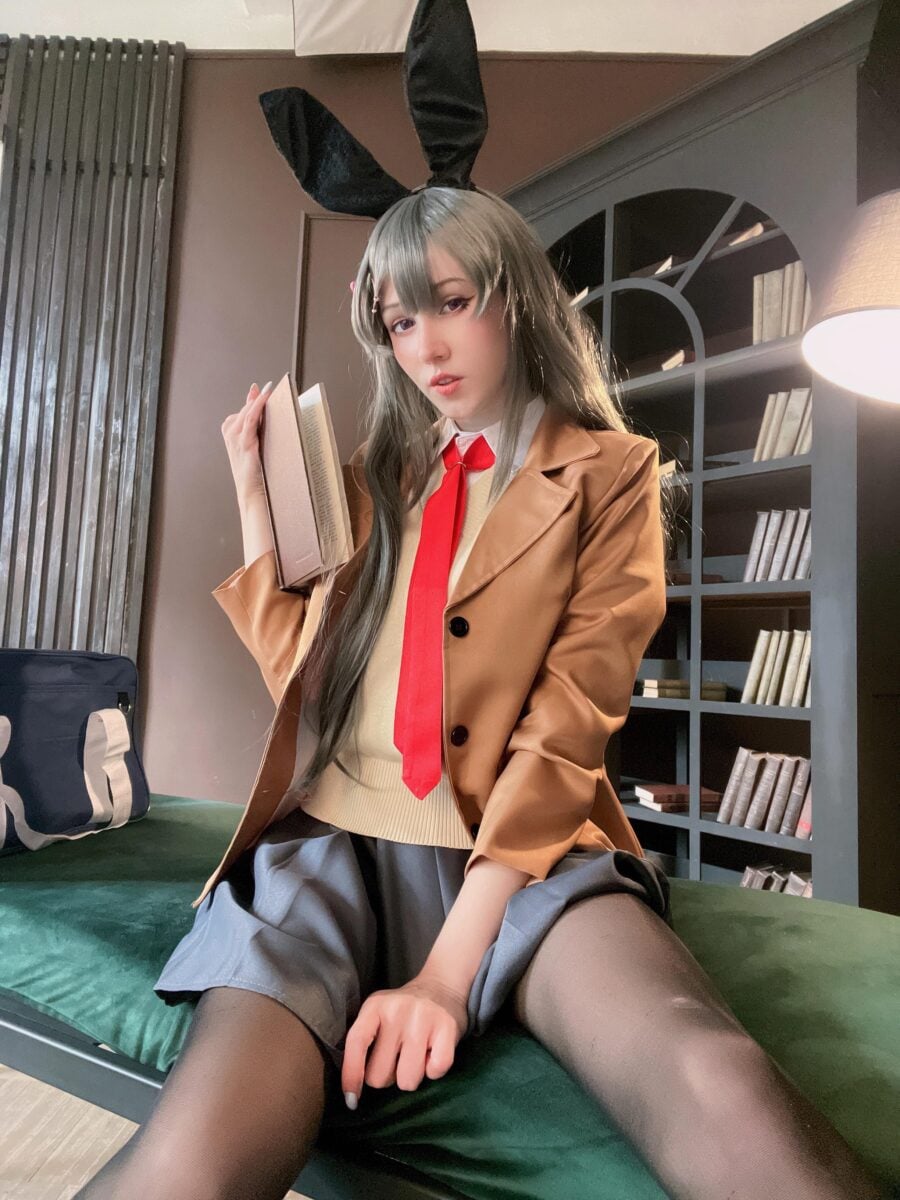 Mai Sakurajima Reading