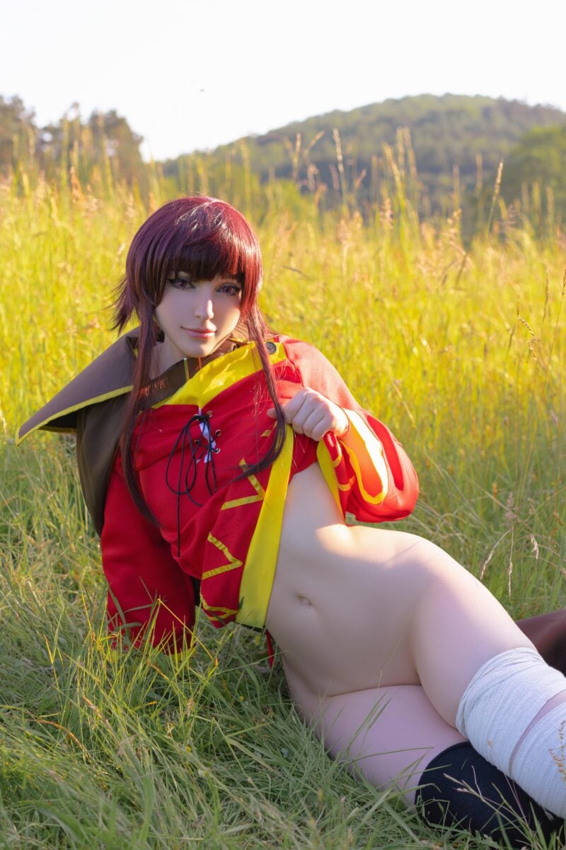 HioshiCos cosplays a pantyless Megumin