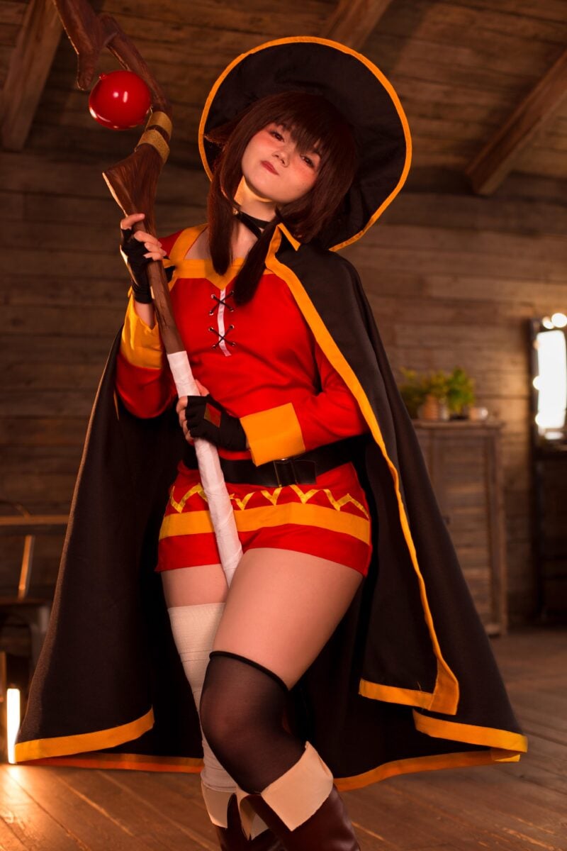 Neyrodesu cosplays an anime-accurate Megumin mage cosplay