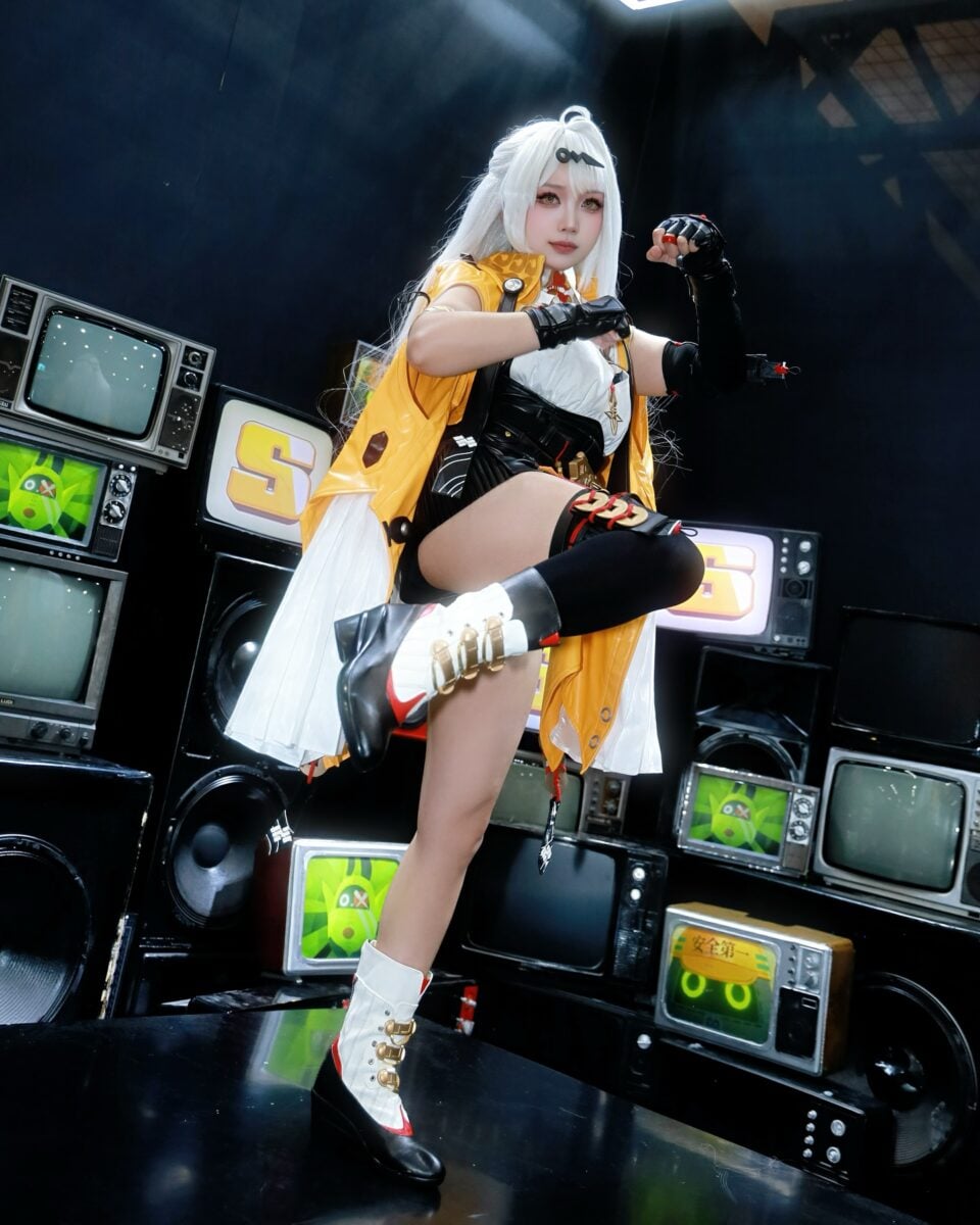 Yixuan from Zenless Zone Zero by Cookierin, photo by Kon