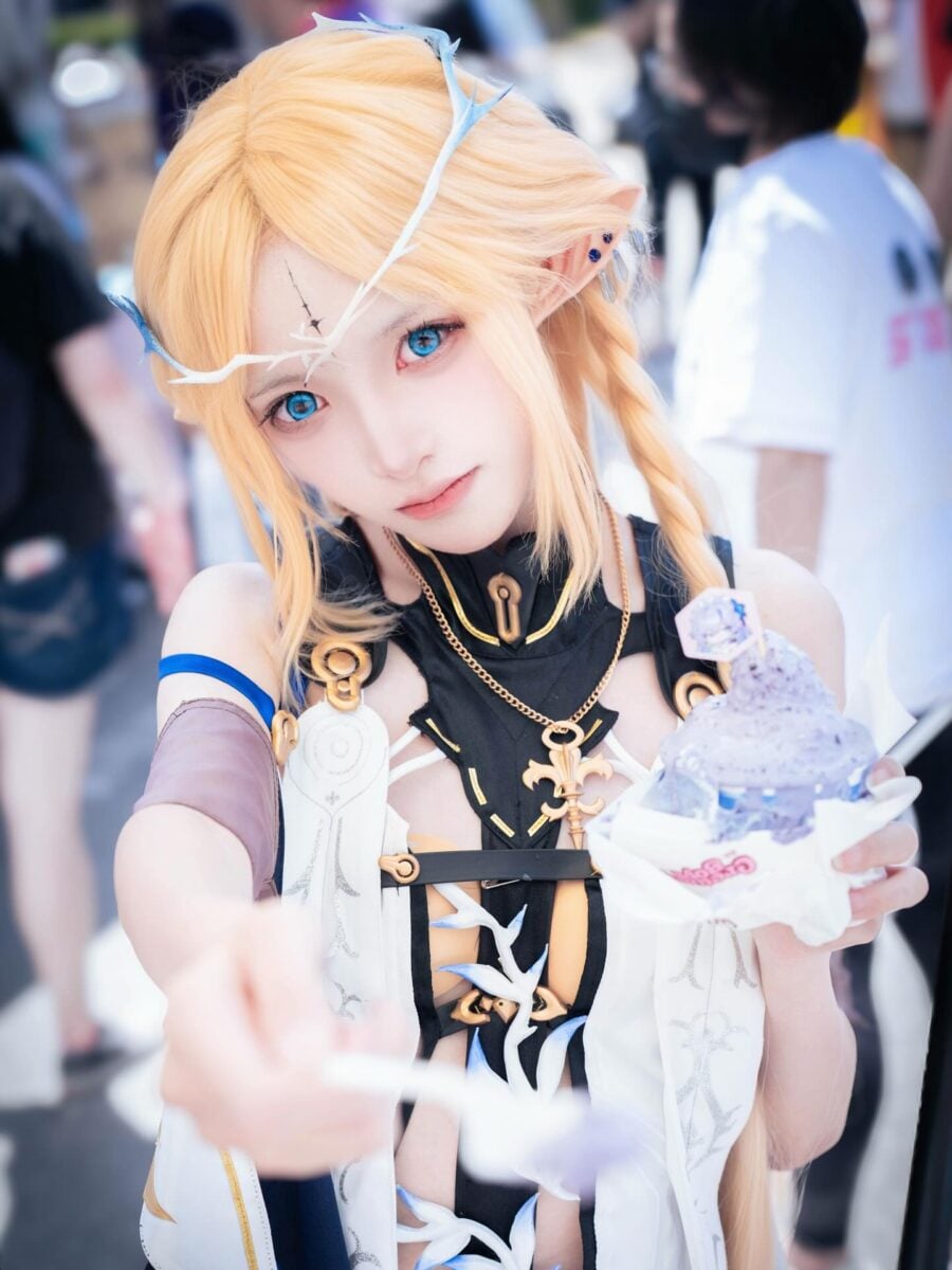 Cartethyia from Wuthering Waves by @suiika_desuwa, photo by FlameKuma