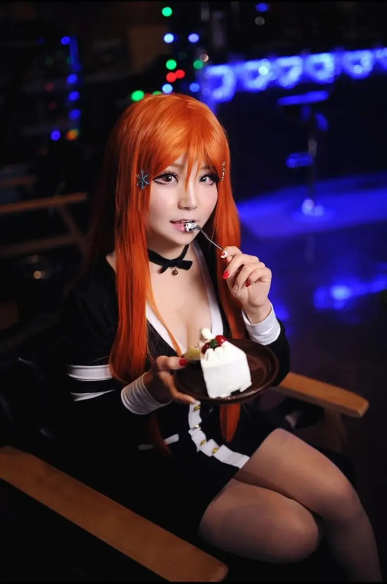 Firiat Cat indulges in dessert!