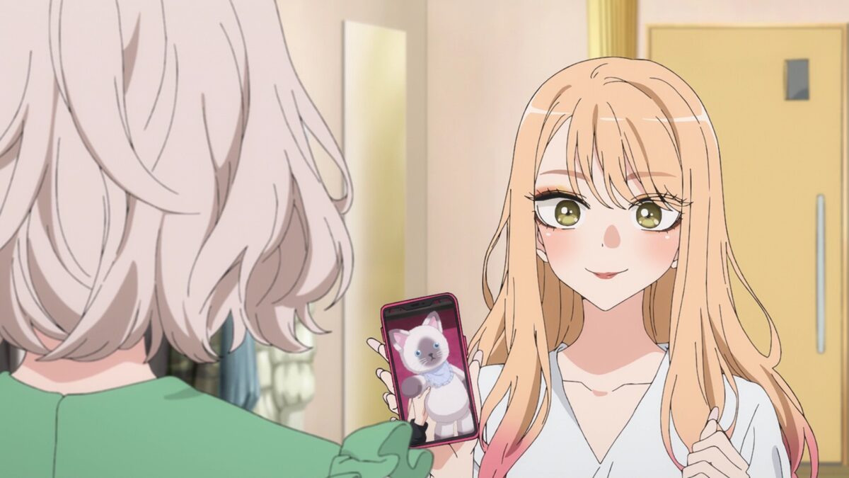 My Dress Up Darling S2 Epissode 19 Marin Shows Plushie To Model Colleague