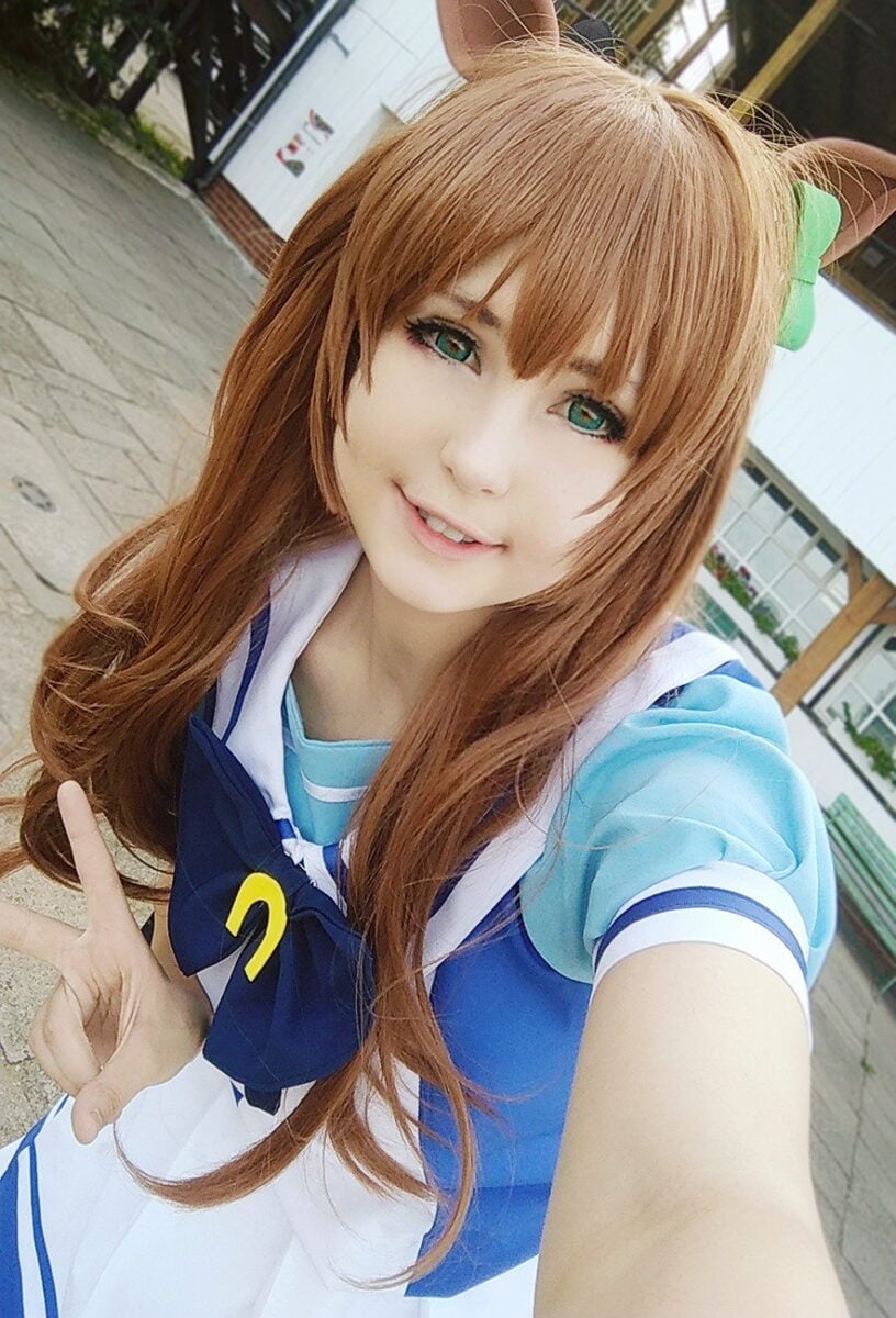 Sora takes a cute selfie as Maruzensky.