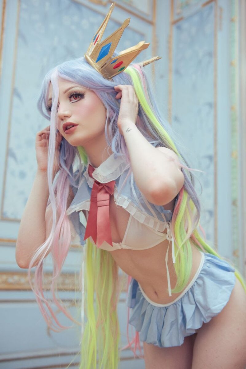Moondays Shiro cosplay is a royal beauty 