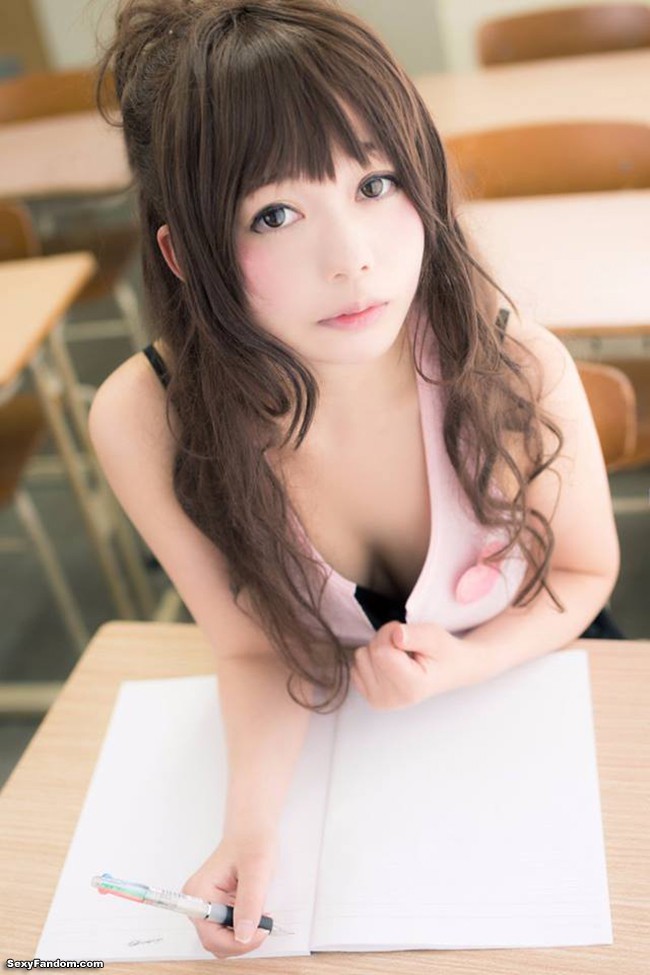 Shizuku with a tantalizing Mikan cosplay.