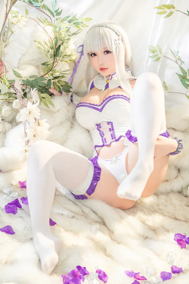 Hoshililly's Emilia photoshoot poses never fail to arouse!