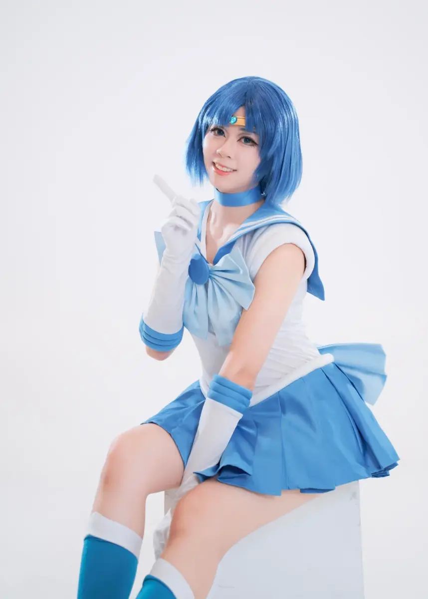 OrdinaryMizu offers an extraordinary Sailor Mercury cosplay!
