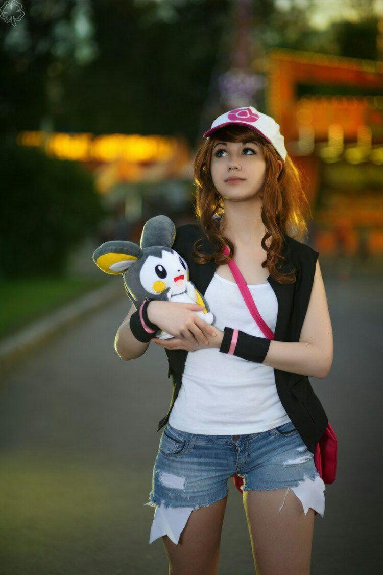 Double Trouble: Sexy Hilda and Rosa Cosplay From Pokémon Black & White ...