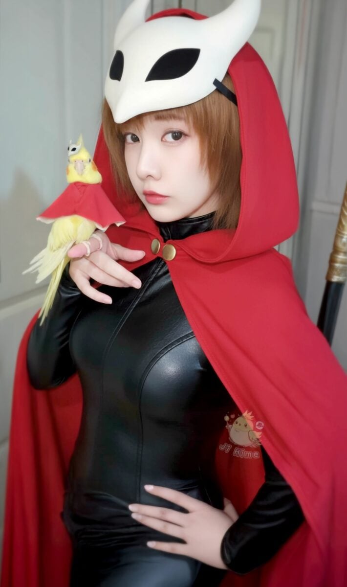 The adorable Ji Hime evokes a Red Riding Hood theme for her Silksong cosplay!