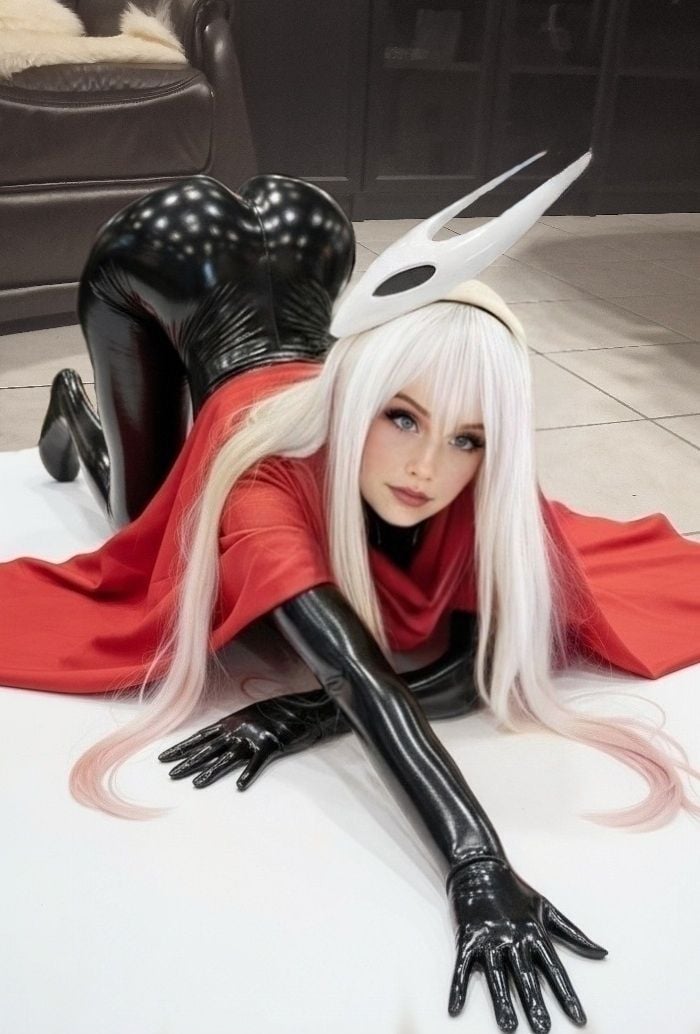 ClaireUwU's latex bodysuit is pure cosplay fetish delight!