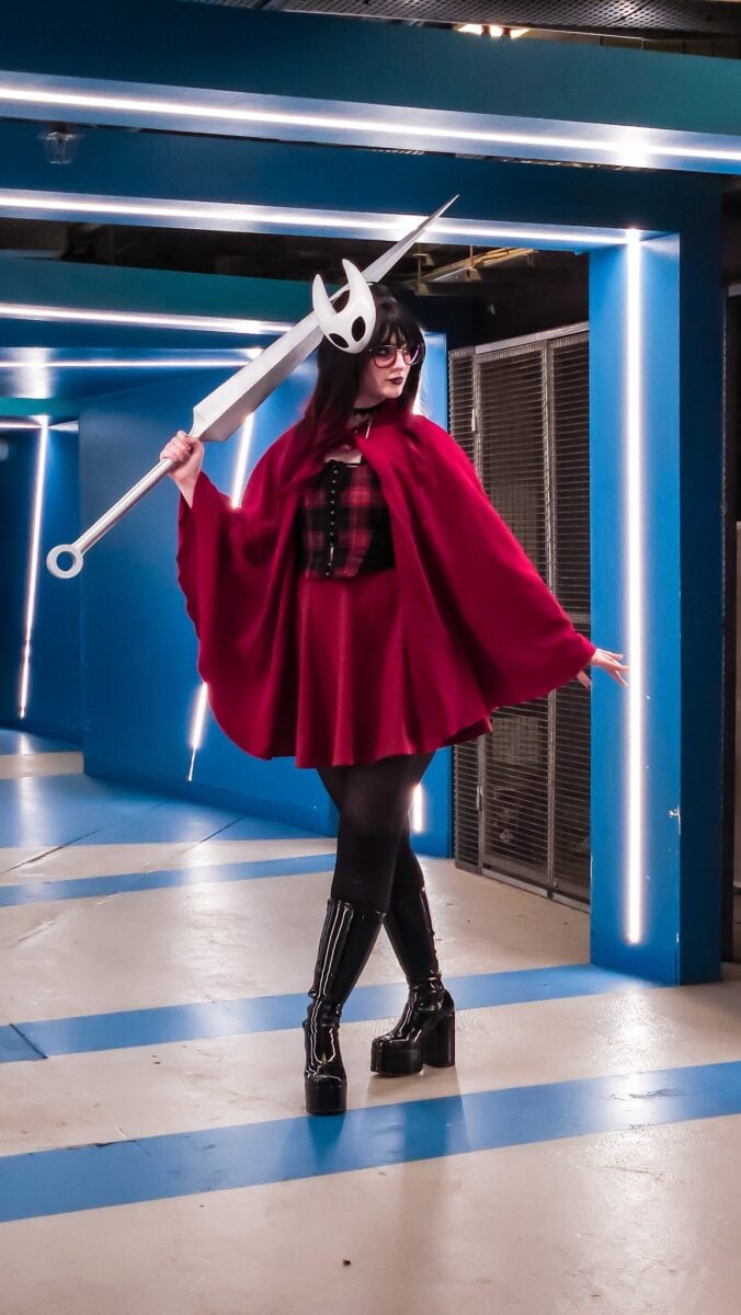 Teatherxrie cosplays a fabulous Hornet with an impressively sized needle.