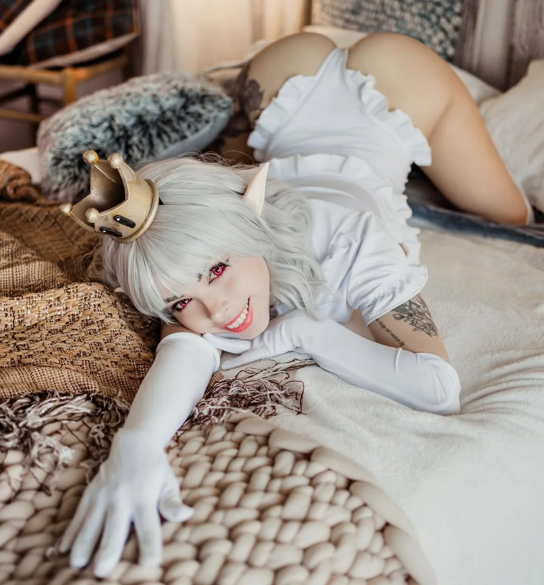 There's nothing scary about Amanda Welp's Boosette with this Mario Princess cosplay