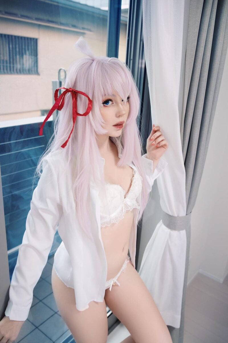 Caticorn offers us a stunning lingerie cosplay of Alya.