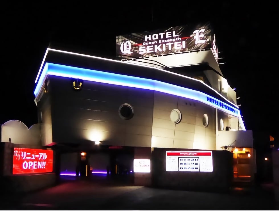 unusual places to stay in Japan -- Hotel Queen Elizabeth
