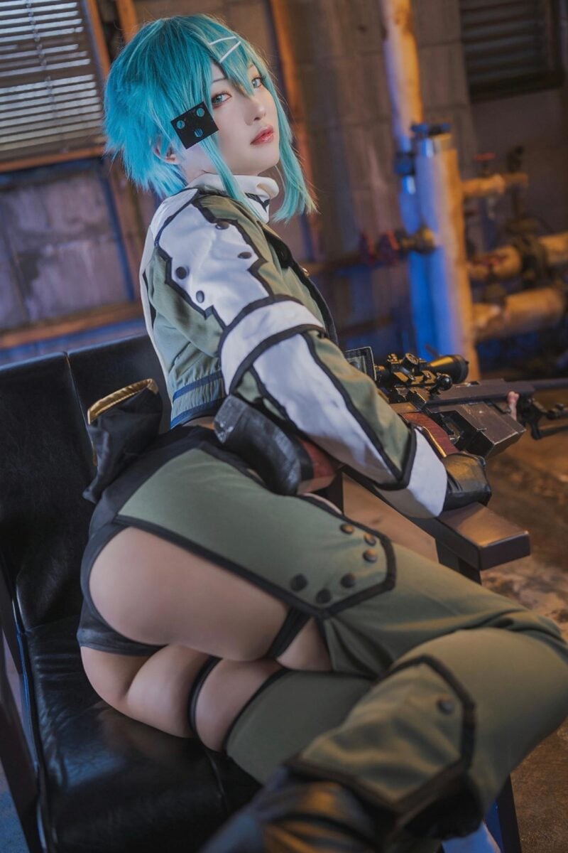 Minaseairi_cos shows off Sinon's best asset — and it's not her sniper rifle!