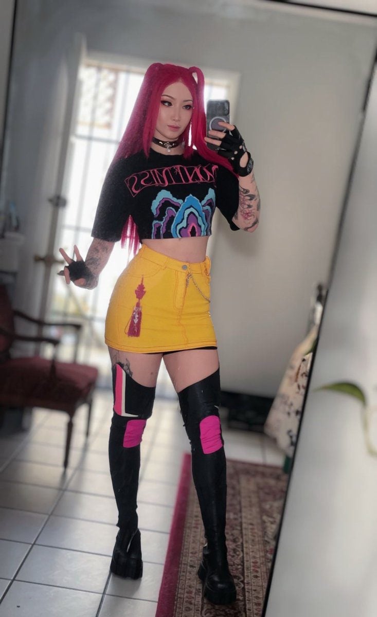 Kintra Cosplay KPop Demon Hunters Mira