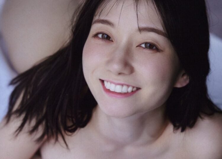 Kanna Chan Smiling On The Bed