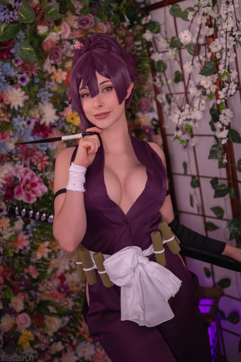 MiihCosplay's Yuzuriha stands out with a gorgeous, flowery backdrop.
