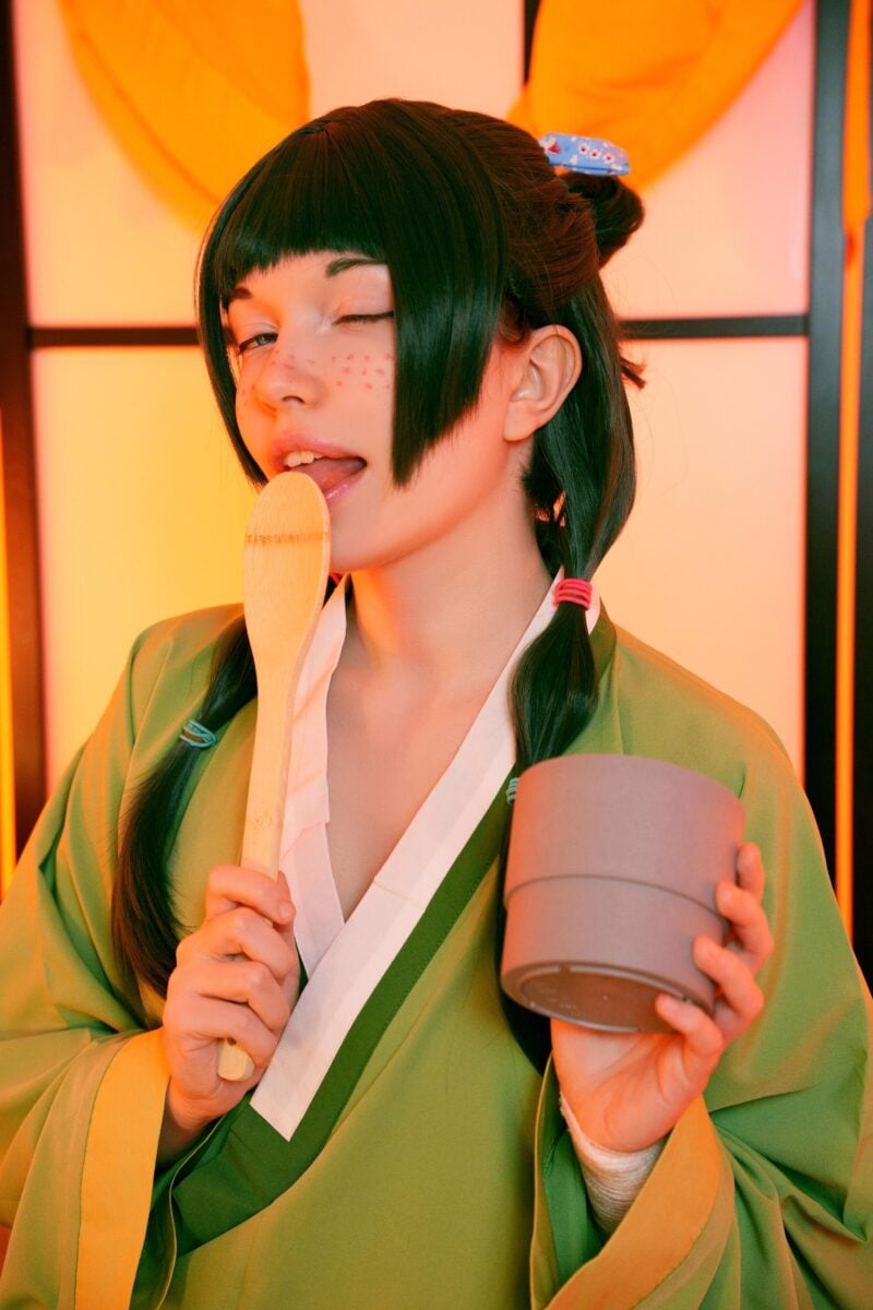 Maomao is definitely sampling a poison in Murrning_Glow's cosplay.